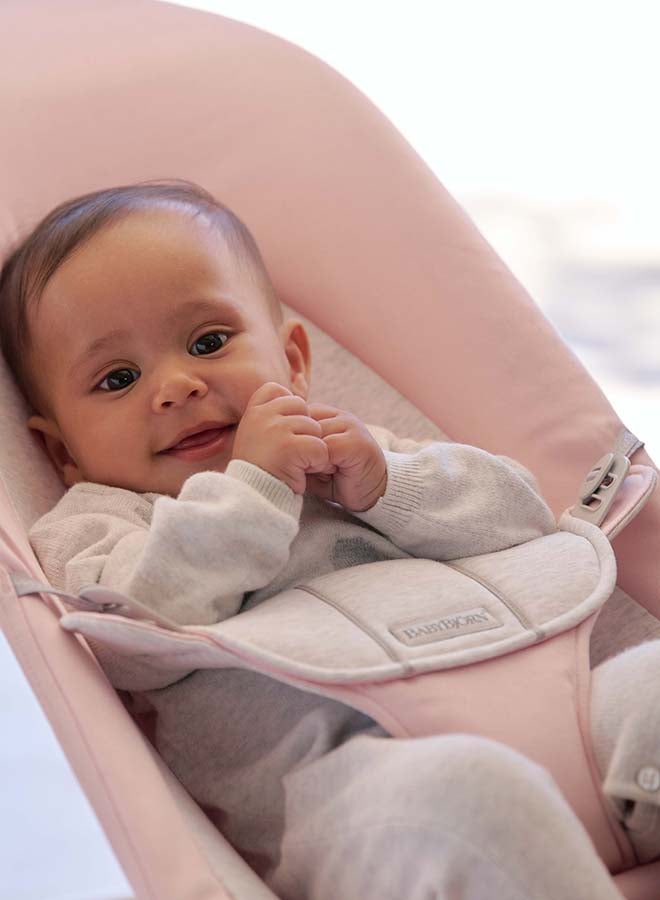 BABYBJORN هزاز توازن ناعم، منسوج/جورسيه، وردي فاتح/رمادي - Image 4